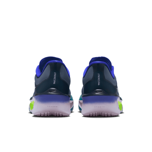 Et par Nike Zoom Fly 6 løbesko herre i Obsidian/White-Persian Violet-Volt vises bagfra på en hvid baggrund med en mørkeblå overdel, lilla hæl og lysegrønne detaljer. "NIKE" er synligt på hver hæl.