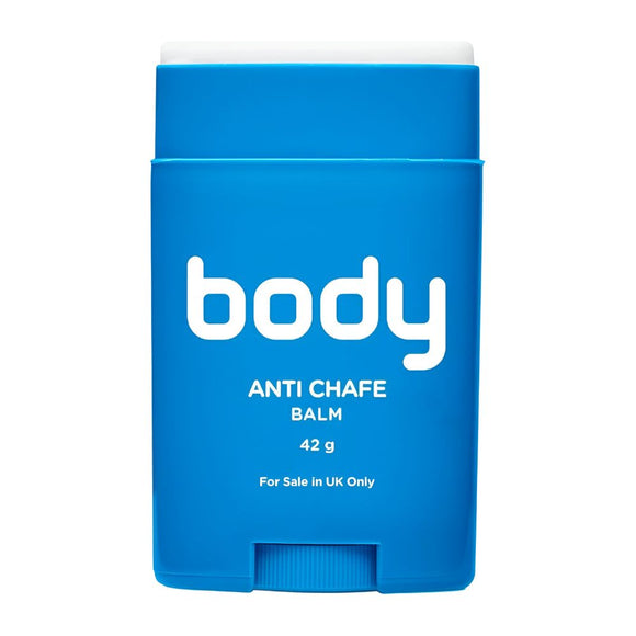 En blå 42 g unisex Body Glide Anti Chafe Balm-beholder med hvid UK-only-tekst; låget er delvist åbent, så man kan se den sved- og vandafvisende hvide balm indeni.