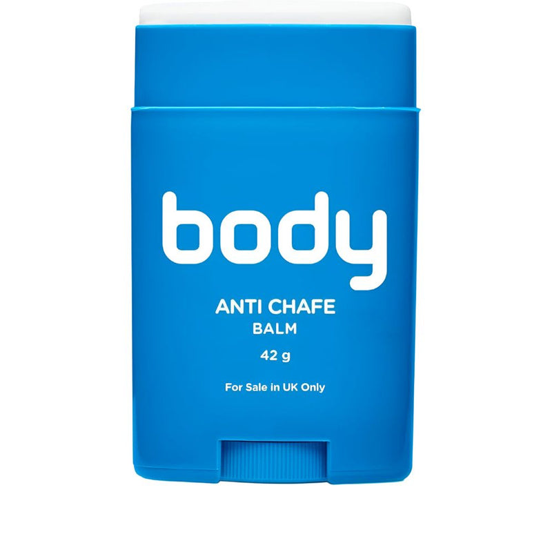En blå 42 g unisex Body Glide Anti Chafe Balm-beholder med hvid UK-only-tekst; låget er delvist åbent, så man kan se den sved- og vandafvisende hvide balm indeni.