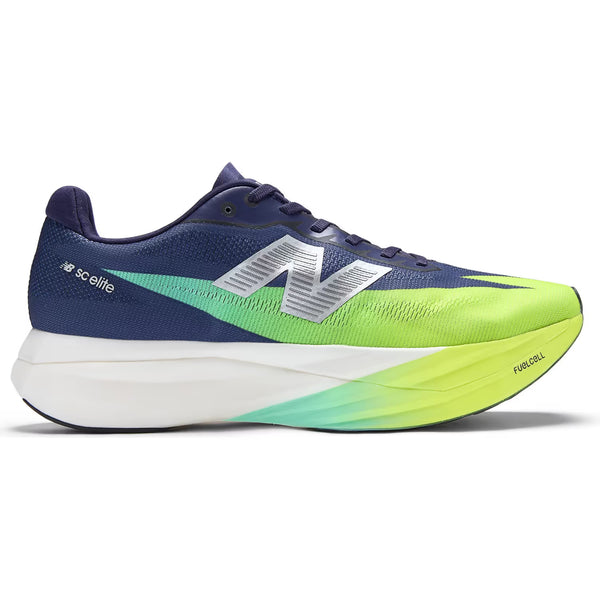 Et sidebillede af New Balance FuelCell SuperComp Elite v5 dame løbesko i boysenbær og afterglow viser en blå og neongulgrøn overdel, sølvfarvet N-logo, tyk hvid FuelCell-mellemsål og SC Elite markeret på hælen.