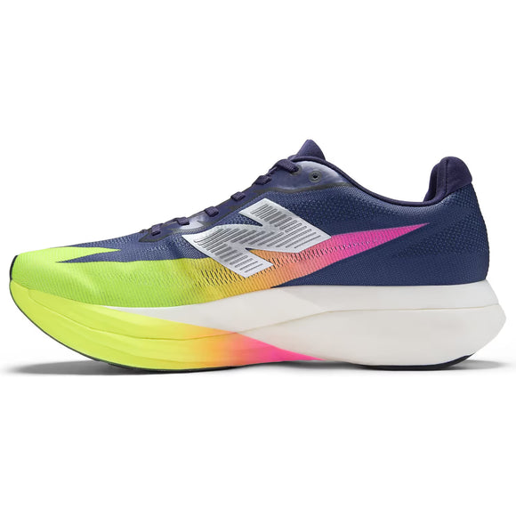 Et sidebillede af New Balance FuelCell SuperComp Elite v5 Dame-løbeskoen i Boysenberry/Afterglow, der har en overdel i boysenberry med afterglow-detaljer, en mellemsål med gradient, en tyk hvid sål og snørebånd, der giver et elegant, moderne look.