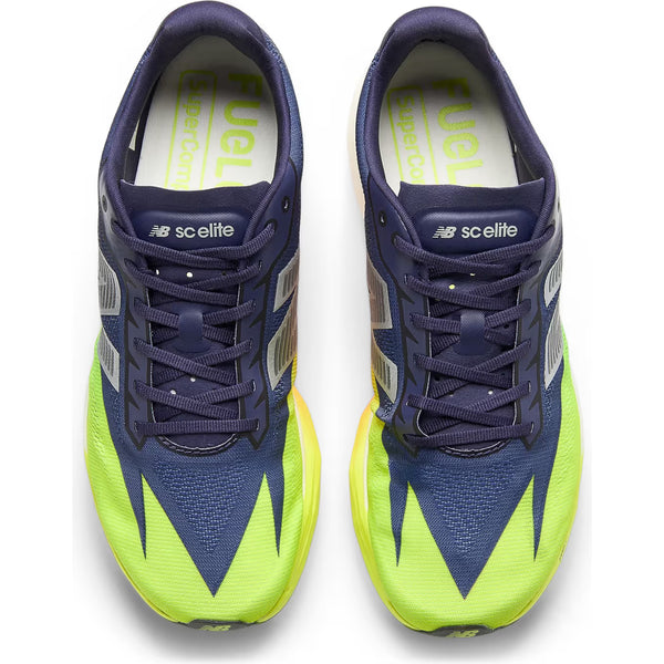 Et par New Balance FuelCell SuperComp Elite v5 løbesko til damer i farven Boysenberry/Afterglow, med synligt branding på indersåler og tunger.