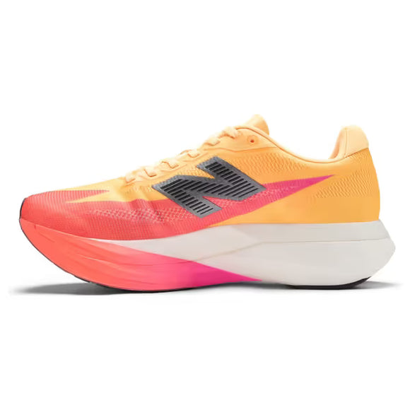 Et sidebillede af New Balance FuelCell SuperComp Elite v5 dame løbesko i Tangerine Heat/White Peach/Pink Heat med gul overdel, sort N-logo, pink og orange detaljer og en tyk hvid sål, der er designet til atletisk performance.