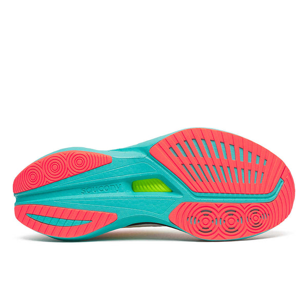 Undersiden af Saucony Endorphin Speed 5 (Herre, White/Mutant) har en turkis mellemsål, en pink ydersål i struktureret gummi med en lille grøn midtersektion og mærkenavnet "Saucony" præget på sålen.