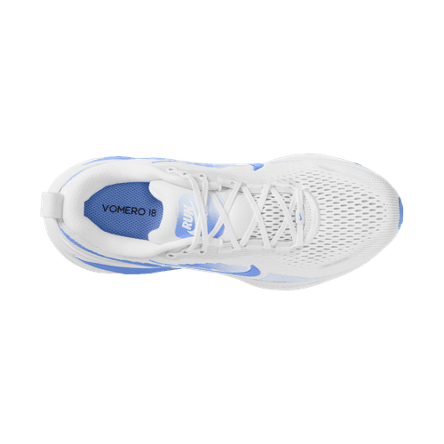 Topbillede af Nike Vomero 18 dame løbesko i White/Royal Pulse-Football Grey med overdel i mesh, hvide snørebånd, blå detaljer og ZoomX-mellemsål for responsiv komfort. VOMERO 18 er synlig på den blå indersål.