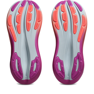 Billedet viser to Asics Gel-Nimbus 28-såler i Sky/Digital Sakura, der har en bølget slidbane med grå, orange, lilla og pink accenter - designet til damesko løbesko-fans, der søger greb og fleksibilitet.