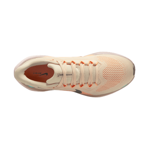 Topbillede af Nike Pegasus 41 løbesko dame i Guava Ice/Cave Stone-Orange Pulse-Malt med orange detaljer, hvide snørebånd, overdel i mesh og sort swoosh. Med Nike React-skum for komfort. Fotograferet på en almindelig hvid baggrund.