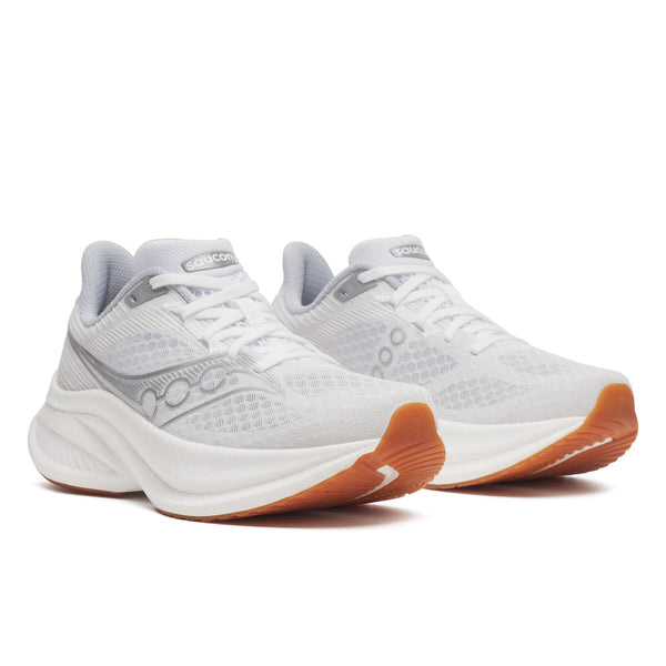 Et par Saucony Endorphin Speed 5 dame løbesko i White/Gum med overdel i mesh, støddæmpende såler og brune ydersåler i gummi, vist side om side på en hvid baggrund. Ideelle til tempoløb og daglige løbeture.