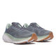 Saucony Guide 18 Herre i Carbon/Iceberg har grå mesh-overdel med lysegrønne detaljer, tykke hvide såler og brune ydersåler - ideel løbesko til mængdetræning. Vises på en hvid baggrund.