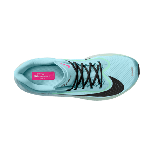 Et topbillede af Nike Zoom Fly 6, Herre løbesko i Glacier Ice/Black-Hyper Pink-Green Shock viser sorte snørebånd, en sort swoosh, pink indersål med hvid branding, Cushlon-skumkomfort og er sat op mod en hvid baggrund.