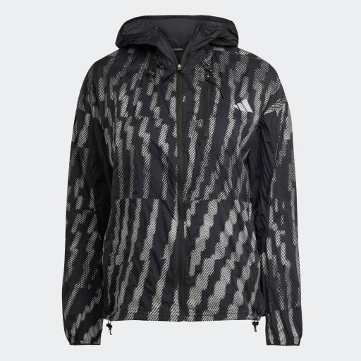 Adidas Adi365 Jacket til kvinder i Black/Refsil har et geometrisk zigzag-mønster, lynlås foran, justerbare snore i hætten, to lommer foran og et diskret logo øverst på venstre bryst.