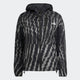 Adidas Adi365 Jacket til kvinder i Black/Refsil har et geometrisk zigzag-mønster, lynlås foran, justerbare snore i hætten, to lommer foran og et diskret logo øverst på venstre bryst.