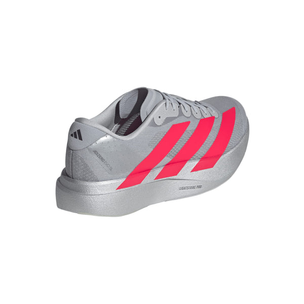 En grå Adidas Adizero Evo SL løbesko til mænd med lyserøde diagonale striber, en hvid sål, snørebånd, Adidas-logoet på hælen og Lightstrike Pro-støddæmpning. Farve: Silvmt/Lucred/Ironmt. Model: Adizero Evo SL.