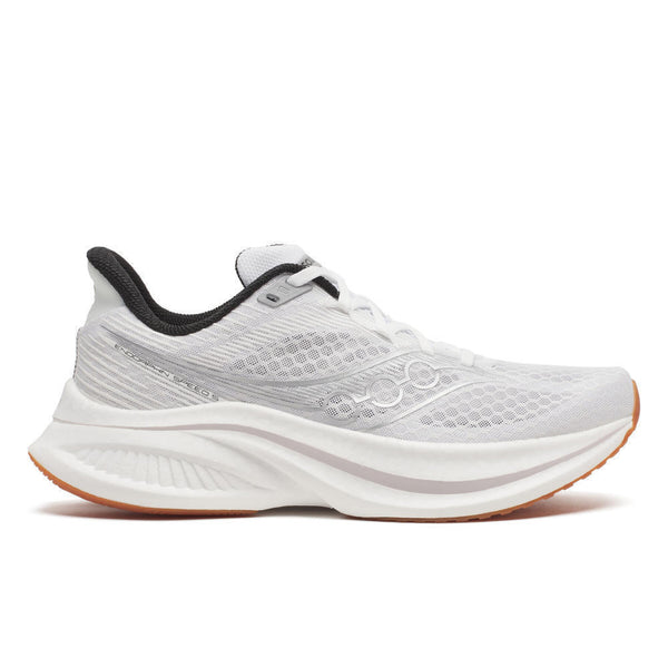 Saucony Endorphin Speed 5, Herre, Hvid/Gummi: En hvid løbesko til tempo- og distancetræning med mesh-overdel, sort inderfor, hvide snørebånd, tyk hvid sål med lysebrun ydersål samt diskret branding og tekstureret mellemsålsdesign.
