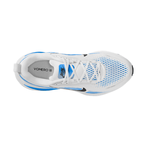 Et top-down billede af Nike Vomero 18 herre i White/Black-Blue Hero med blå detaljer, sort swoosh, hvide snørebånd, mesh-detaljer og overlegen stødabsorbering. På indersålen står der "VOMERO 18" og "RUN".