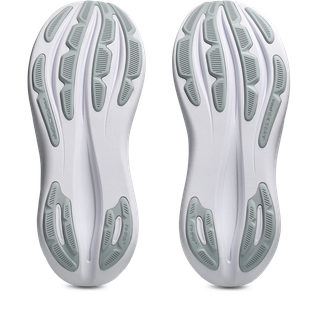 Hvide og grå Asics Gel-Nimbus 28 herre løbesko i Piedmont Grey/Pure Silver "Atc" vises side om side og viser sålens strukturerede slidbaner med buede og lineære mønstre for bedre greb og fleksibilitet.
