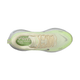 Topbillede af Nike Vomero Plus Dame løbesko i Sail/Metallic Silver-Barely Volt med hvid sål, synlige snørebånd, ReactX-mellemsål og vom PLUS-branding på den grønne indersål.