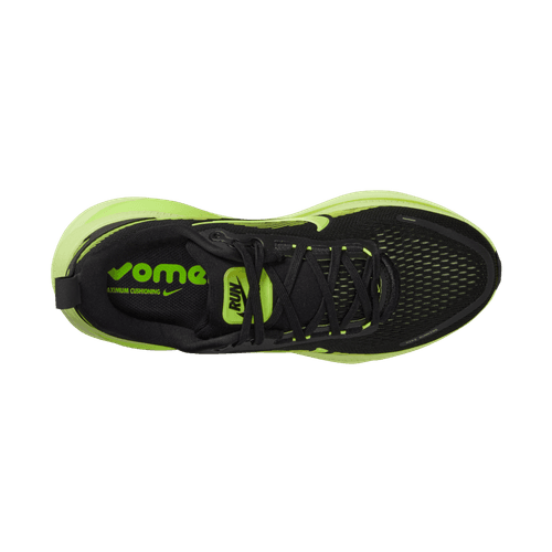 Topbillede af Nike Vomero 18 Dame i Black/Volt-Cyber-Lt Lemon Twist med mesh, snørebånd, ZoomX-mellemsål og "some" i grønt på indersålen med karakteristiske brandingdetaljer.