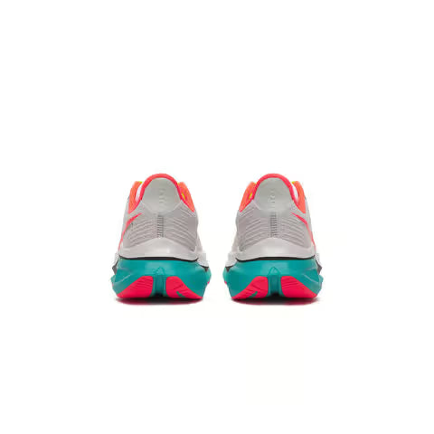 Saucony Endorphin Speed 5-skoene (Dame, White/Mutant) vises bagfra med en grå overdel med pink og orange detaljer på hælen og blågrønne og pink detaljer på sålen mod en almindelig hvid baggrund.