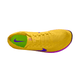 A Nike Dragonfly 2 løbesko til herre i Citron Pulse/Indigo Burst-Vivid Purple med lilla swoosh og grøn indersål med lilla Nike-logo. Skoen har snørebåndslukning og en ventilerende mesh-overdel. Sæt oppefra.