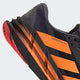 Nærbillede af Adidas Adistar Byd løbesko til herrer i Cblack/Luor/Auon, der viser REPETITOR+ mellemsålen for maksimal komfort, Adistar BYD-branding på siden og en rød/sort ydersål.