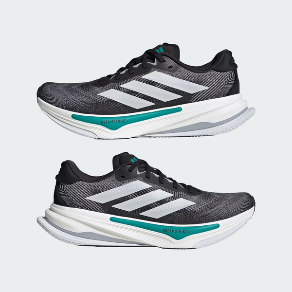 To Adidas Supernova Prima 2 løbesko til herrer i Core Black/Cloud White/Pure Teal vises i sideprofil med hvide såler og diagonale striber mod en lys baggrund.