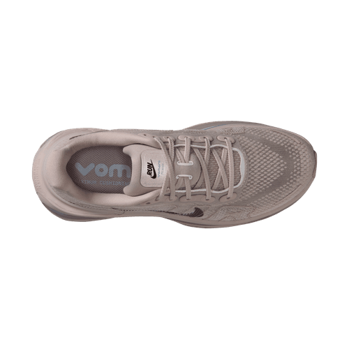 Et topbillede af en enkelt Nike Vomero Premium dame løbesko i Particle Rose/Burgundy Crush med snørebånd, Nike-logo på tungen og indersålen og en mesh-lignende overdel, der antyder luksuriøs komfort til stilfulde løbere.