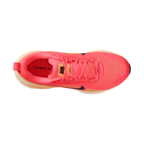 Topbillede af Nike Vomero 18 dame i Hot Lava/Black-Chalk-Orange Pulse med orange detaljer, synlig swoosh og "VOMERO 18 RUN" på indersålen. Vises på en almindelig hvid baggrund.