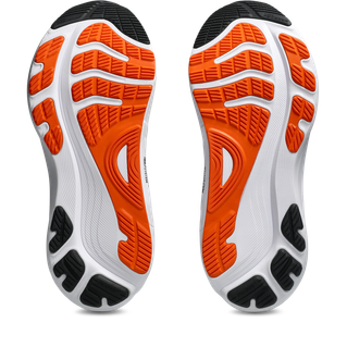 Billedet viser sålerne på et par Asics Gel-Kayano 32 Herre løbesko i Twilight Blue/Anzu, der har orange, sort og hvid slidbane med buede linjer og strukturerede sektioner for forbedret greb og støtte.