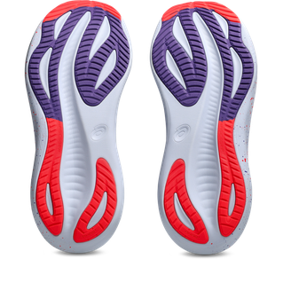 Billedet viser de hvide såler på Asics Gel-Nimbus 27 Tokyo, Herre, Cream/Edo Purple. De har røde og lilla slidbanemønstre, et cirkulært logo ved svangen og er designet til optimal stødabsorbering.