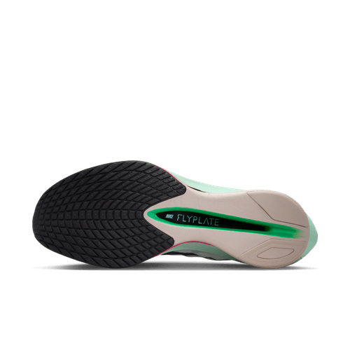 Billedet viser sålen på Nike Zoomx Vaporfly Next% 4 (Herre, White/Black-Hyper Pink-Mint Foam) med et FLYPLATE-mærke, sort tekstureret gummi i forfoden, grøn ZoomX-skum i mellemfoden og lys beige hæl.