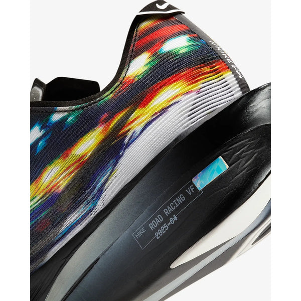 Nærbillede af hælen og siden på Nike ZoomX Vaporfly Next% 4 Prm herre løbesko i Multi-Color/Black-White-Sail, mærket NIKE ROAD RACING VF 2023-804 på den sorte mellemsål. Den stribede overdel er perfekt til konkurrencesko løb.