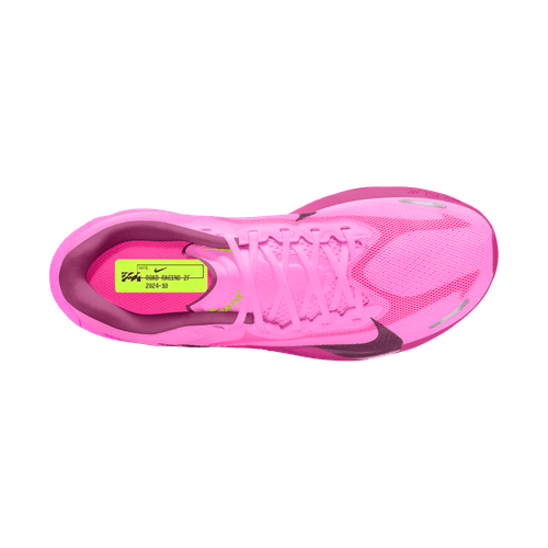 Et topbillede af Nike Zoom Fly 6 Dame i Pink Spell/Bordeaux-Crimson Tint viser hvide snørebånd, overdel i mesh, en sort swoosh og en neongul indersål. Skoen har responsiv ZoomX-skum og er placeret på en almindelig hvid baggrund.