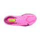 Et topbillede af Nike Zoom Fly 6 Dame i Pink Spell/Bordeaux-Crimson Tint viser hvide snørebånd, overdel i mesh, en sort swoosh og en neongul indersål. Skoen har responsiv ZoomX-skum og er placeret på en almindelig hvid baggrund.