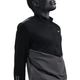 En mand ses fra skuldrene og opefter iført en Nike Pacer Winterized 1/2-Zip Running Top i Anthracite/Black/Reflective Silv. Lavvinkelbilledet klipper delvist hans ansigt ud af billedet.
