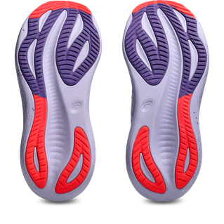 Asics Gel-Nimbus 27 Tokyo dame løbesko har cremefarvede og Edo Purple-såler med bølgede riller for greb og stødabsorbering, fremhævet af strukturerede gummimønstre i lilla, rød og hvid.