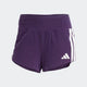 Adidas Adizero Gel Dame Aurplu shorts er mørklilla med hvide striber og et hvidt adidas-logo på venstre ben, lavet af svedtransporterende stof for komfort, vist på en lys baggrund.