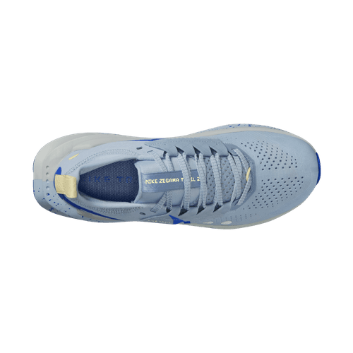 Topbillede af Nike Zegama 2 Dame i LT Armory Blue/Racer Blue med perforerede detaljer, flade snørebånd og "Zegama" på indersålen. Sålen og hælen er lidt lysere blå end overdelen.