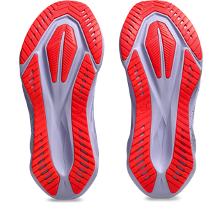 Asics Novablast 5 Tokyo Dame i Vapor/Edo Purple har atletiske skosåler set nedefra, der viser røde og grå farver med unikke slidbanemønstre og FF BLAST PLUS ECO-riller for forbedret greb og fleksibilitet.
