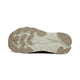Billedet viser den nederste del af Hoka Clifton 10 Herre-ydersålen i Raw Linen/Stone, der viser en lys brun og beige geometrisk slidbane med strukturerede riller designet til greb og letvægtskomfort.