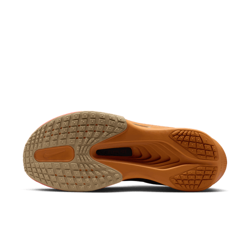 Billedet viser undersiden af Nike Zoom Fly 6, Herre i Desert Khaki/Cave Stone-Monarch, med en gummifarvet ydersål med tekstureret slidbane for greb og fleksibilitet mod en lysegrå baggrund.