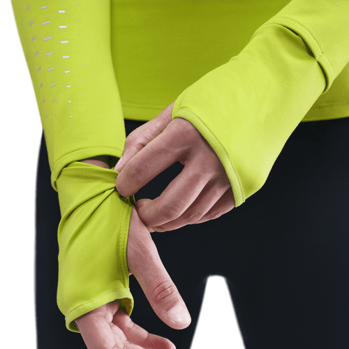 En person iført en knaldgul Nike Therma-FIT ADV 1/2-Zip Reflective Running Top, Dame, Cyber/Reflective Silv med huller til tommelfingrene justerer ærmet over venstre hånd. Den ensfarvede hvide baggrund står i kontrast til de mørke bukser.