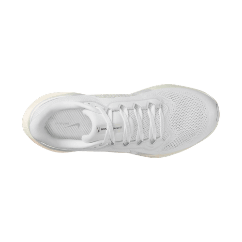 Et topbillede af Nike Pegasus 41 ESS dame i White/White-Chalk-Sea Glass med mesh-stof og hvide snørebånd på en lysegrå baggrund.