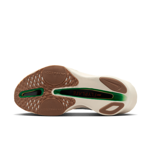 Billedet viser ydersålen på Nike Alphafly Next% 3 Prm (Herre) i Multi-Color/Clear-Starfish-Aloe Verde med en brun gummislidbane, grønne accenter og "FLYTEPLATE" trykt i gult på en sort midtersektion. Baggrunden er almindelig hvid.