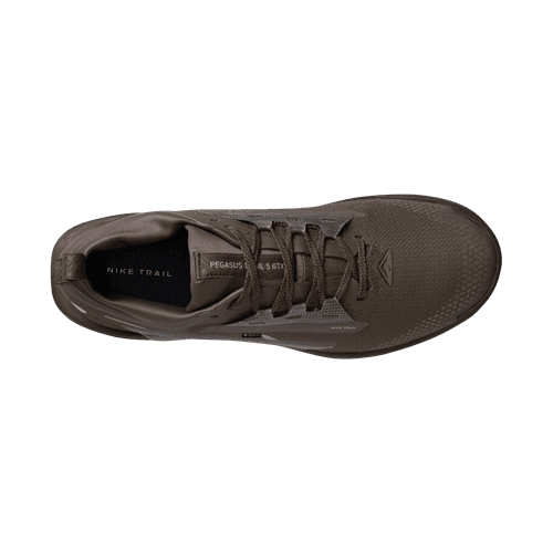 Topbillede af en enkelt Nike Pegasus Trail 5 Gore-Tex herre trailsko i Ironstone/College Grey-Velvet Brown med overdel i mesh med snørebånd og NIKE TRAIL på indersålen - designet til holdbar, vandtæt løbeskoydelse.