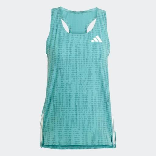En turkis Adidas Adizero Singlet til kvinder i Powtea/Pretea med rund halsudskæring og laserskåret mønster, med Adidas-logoet øverst på venstre bryst, vist på en ensfarvet lysegrå baggrund.