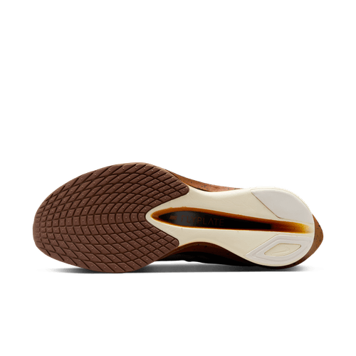 Billedet viser sålen på Nike ZoomX Vaporfly Next% 4, Herre, Velvet Brown/Soft Pearl-Black, med en brun ydersål i struktureret gummi, hvid hælsektion og "PLATE" svangstøtte - typisk for denne maratonsko.