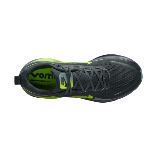 Topbillede af en Nike Vomero 18 herre løbesko i Seaweed/Volt-Cannon-Sanded Purple med sorte snørebånd, grønt interiør, grønt Nike-logo nær tungen, "VOM" på indersålen og ZoomX-mellemsål på en almindelig hvid baggrund.