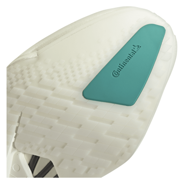 Nærbillede af Adidas Adizero Adios Pro 4 Dame i White/Pure Teal/Carbon, der viser Lightstrike Pro-mellemsålen og den blågrønne Continental-gummisål - en fremvisning af denne højtydende løbeskos avancerede design.