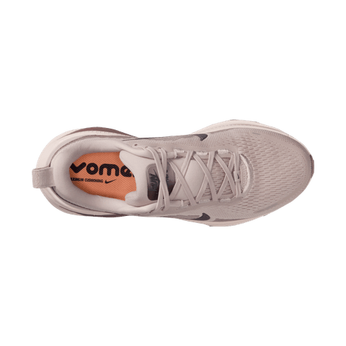 Topbillede af Nike Vomero 18 dame løbesko i Particle Rose/Off Noir-Silt Red-Tattoo med en overdel i mesh, snørebånd og en orange indersål med "VOMERO" i sort tekst på en almindelig hvid baggrund.